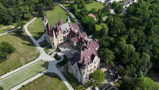 Piękny zamek w Mosznej 360 stopni, widok z lotu ptaka, widok z drona.