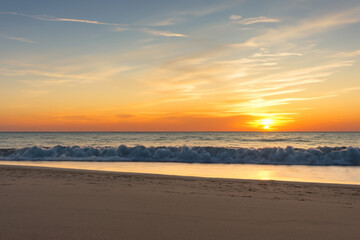 Fototapeta premium Sunset Over the Ocean: Beachfront Tranquility in the Evening
