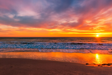 Obraz premium Beachfront Sunset Magic: Scenic Views of the Setting Sun