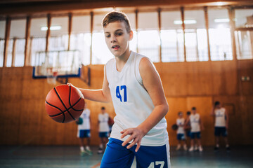 Young player dribbling basketball on court © Zamrznuti tonovi