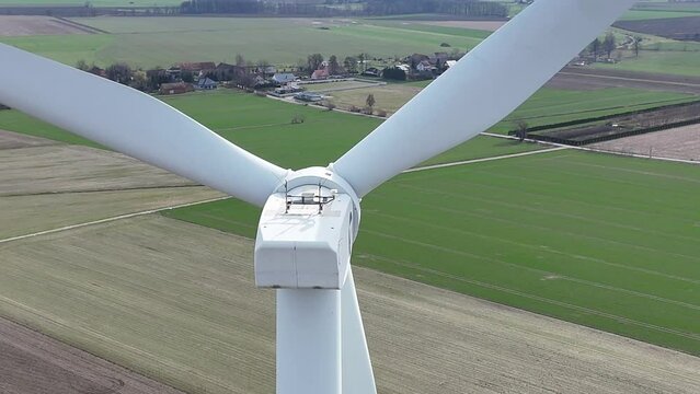 Farma Wiatrowa- Energia odnawialna, turbina wiatrowa, wiatrak, widok z lotu ptaka, widok z drona.