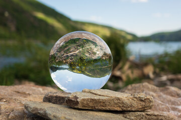 Glaskugelfotografie am Rheinufer