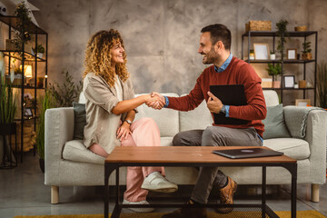 Obraz premium Man financial adviser shake hands with woman customer, client