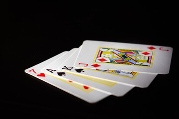 cartas de baralho espalhadas em cima da mesa, baralho jogos