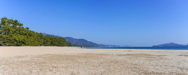 Obraz premium 天橋立の砂浜から見た穏やかな宮津湾のパノラマ情景