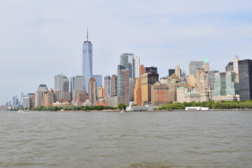 Obraz premium A city skyline with the New York City skyline in the background. The water is calm and the sky is clear
