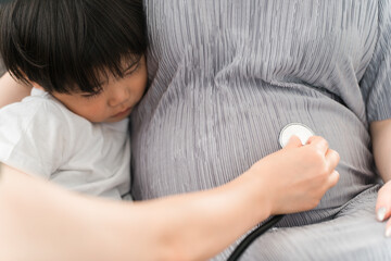 産婦人科で検診を受ける妊婦
