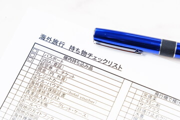 Obraz premium 海外旅行に出発する前に、必要なものをすべて用意したか「海外旅行 持ち物チェックリスト」でチェックする 
