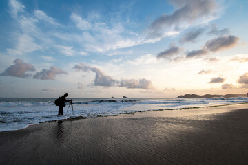 Naklejka premium Photographers capture moments on beautiful beaches, sunset photography, silhouettes of photographers