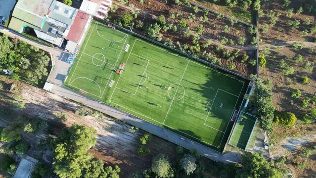 campo da calcio in erba sintetico in una campagna visto dall'alto