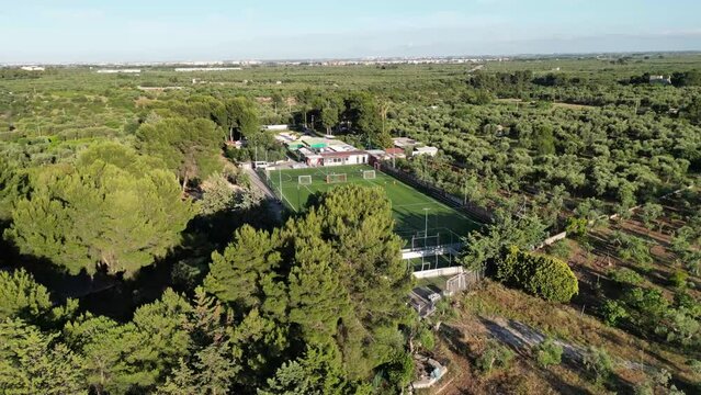 campo da calcio in erba sintetico in una campagna visto dall'alto
