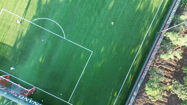 campo da calcio in erba sintetico in una campagna visto dall'alto