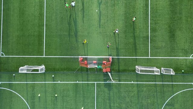 campo da calcio in erba sintetico in una campagna visto dall'alto