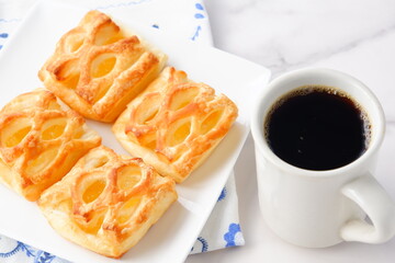 りんご煮をたっぷり使ったおいしそうな「りんごデニッシュ」と淹れたてのコーヒーでコーヒーブレイク
