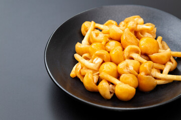 黒背景にナメコ