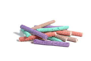 Bunte Düngestäbchen vor weißem Hintergrund