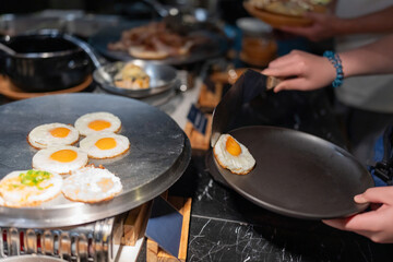 The hotel's fried egg menu in the breakfast department has guests coming in to receive food at their table from a famous chef who has prepared it carefully and deliciously. Choose the best