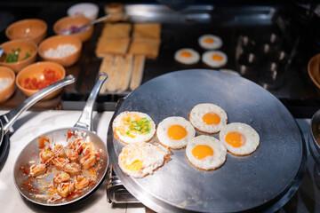 The hotel's recommended menu is several eggs of star marrow cooked in a pan with spices such as vegetables. And there are crispy bread topped with cheese made by a professional chef.