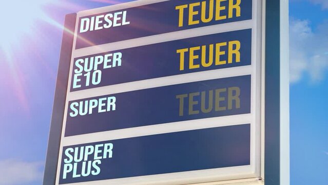 Preistafel an Tankstelle Preise f&uuml;r Kraftstoffe stehen auf Teuer