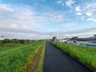 Fototapeta premium 雨上がりの空と大和川沿いの街並み