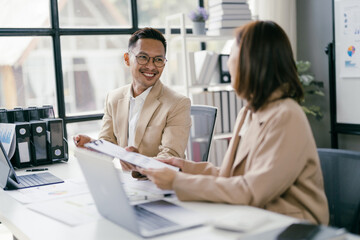 Obraz premium Business Meeting in Modern Office with Professional Colleagues Collaborating on Project