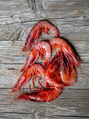 Gambas y boquerones crudos en fotos minimalistas