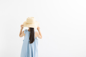 麦わら帽子を被った女の子　girl wearing a straw hat