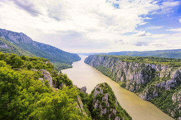 Obraz premium Serene Gorge View of the Danube River Surrounded by Lush Cliffs
