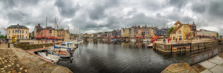 Fototapeta premium Honfleur Harbor Under Cloudy Skies