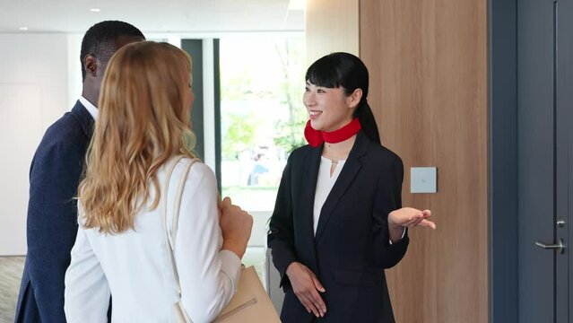 受付で外国人宿泊客に接客する女性スタッフ