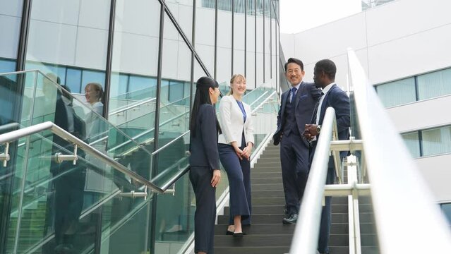 ロビーで会話する多国籍ビジネスパーソンのグループ