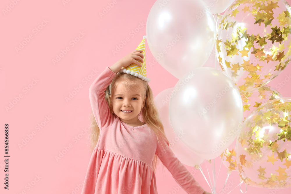 Poster Cute smiling little girl in birthday hat with balloons on pink background