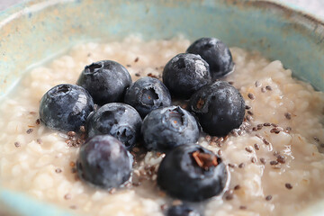 oatmeal with blueberries and chia, healthy breakfast, healthy bowl