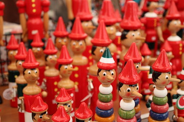 Holzfiguren auf einem Markt im Zentrum von Verona in Italien