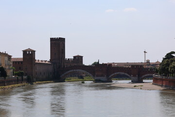 Blick in die Historische Altstadt von Verona in Italien	