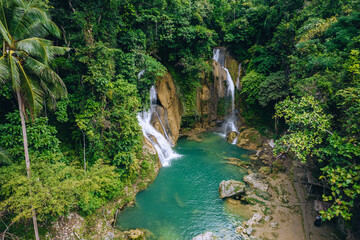 Photo aérienne par drone des cascades Pahangog Falls sur l'ile de Bohol aux Philippines.