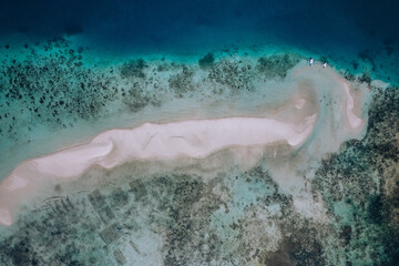 Photo aérienne par drone d'un banc de sable situé aux Iles Balabac aux Philippines. on peut voir le contrasts de couleur de l'eau causé par la difference de profondeur de la mer. 