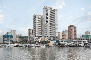 Port de Manille, capitale des Philippines. avec les immeubles en arrière plan. 