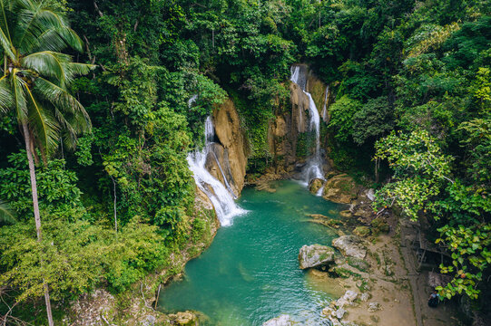 Photo a&eacute;rienne par drone des cascades Pahangog Falls sur l'ile de Bohol aux Philippines.