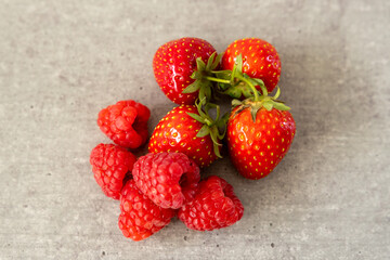 Erdbeeren und Himbeeren