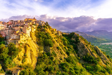 Naklejka premium brautiful landscape of old mountain town on a rock in vintage mediterranean style with green mountains and highlands on backgeound