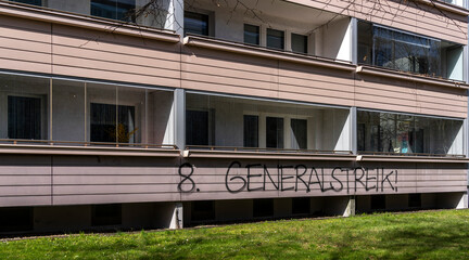Slogan an der Fassade eines Wohnhauses, Berlin, Deutschland