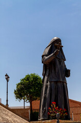 Bronzestatue einer Nonne, Pfarrkirche San Juan Bautista, Las Cabezas de San Juan, Andalusien,...