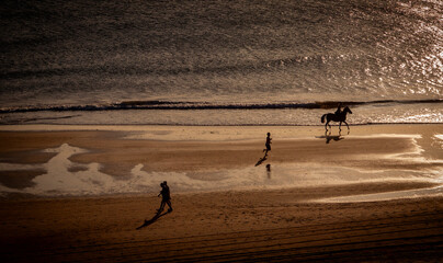 Bildbearbeitung, Reiter und Jogger am Strand, Novo Sancti Petri, Andalusien, Spanien