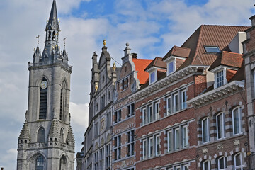 Tournai, La Torre civica e le antiche case della Grand Place, Fiandre - Belgio