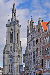 Fototapeta premium Tournai, La Torre civica e le antiche case della Grand Place, Fiandre - Belgio