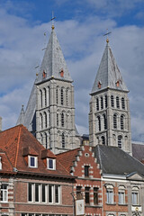 Fototapeta premium Tournai, La Cattedrale di Notre-Dame e le antiche case del centro storico, Fiandre - Belgio