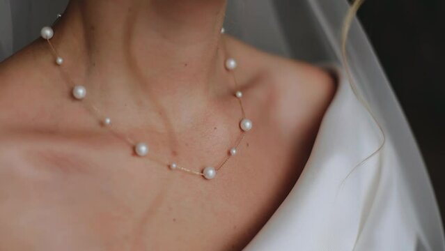 A necklace and jewelry can be seen on the girl's neck, which perfectly complements the girl's sexy neck. Cool close-up