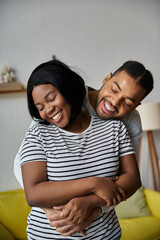 Obraz premium A happy African American couple embraces at home.
