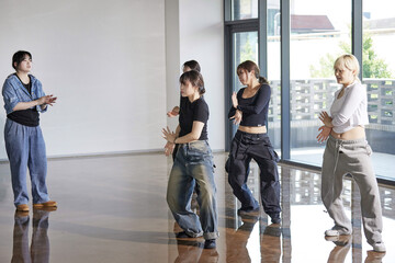 같은 동작을 하며 함께 춤동작을 연습하는 여성 댄서들